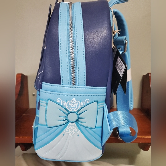 Loungefly Exclusive glow in the dark cinderella castle backpack - Picture 3 of 8